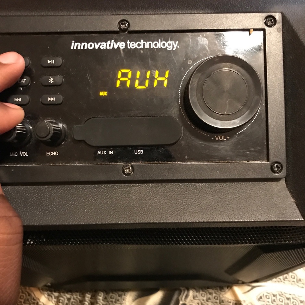 A Bluetooth speaker - Picture 4 of 5